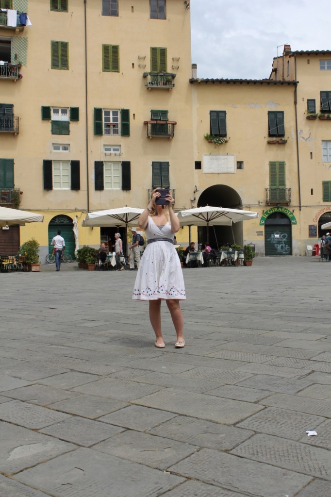 honeymoon in tuscany hollygoeslightly lucca piazza