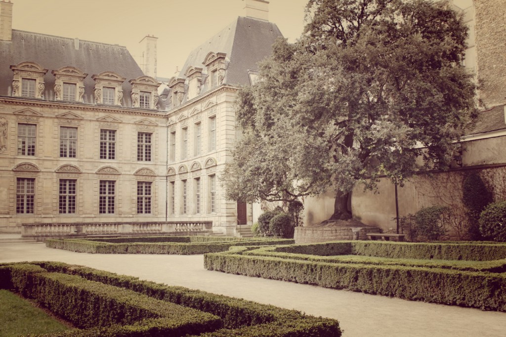 a sunday in paris hollygoeslightly french courtyard