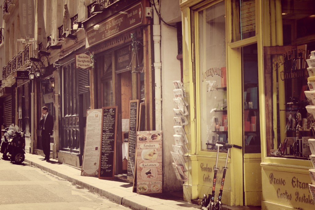 a sunday in paris hollygoeslightly parisian rue