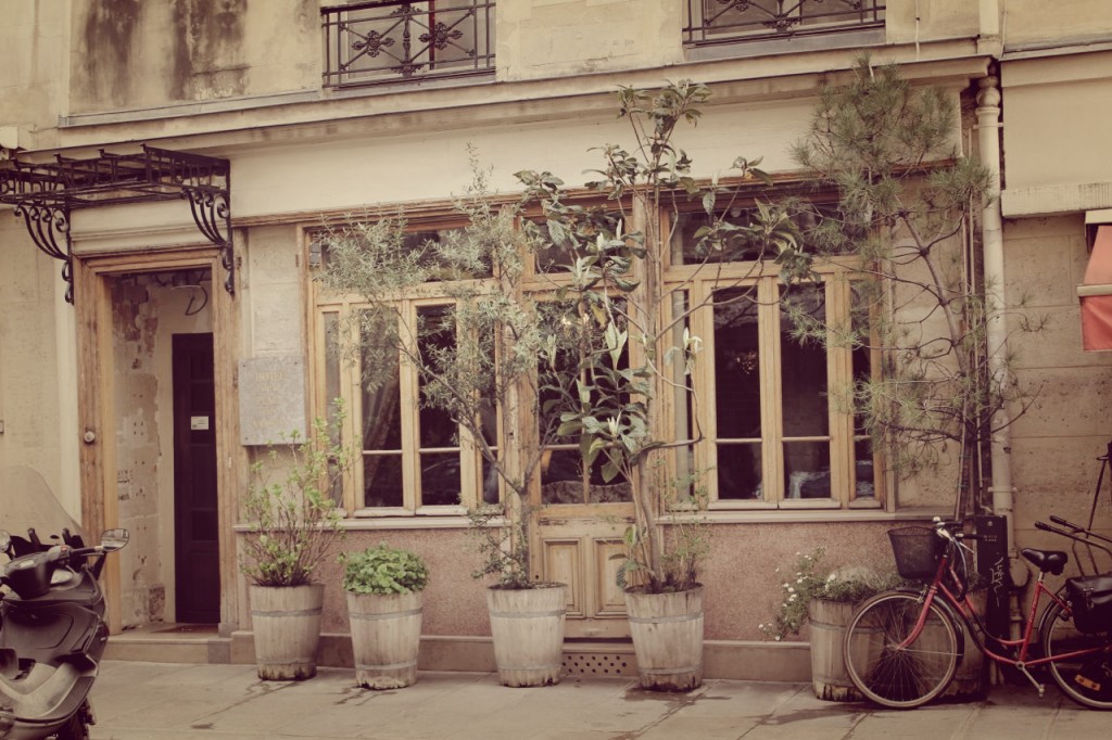 a sunday in paris hollygoeslightly shopfront