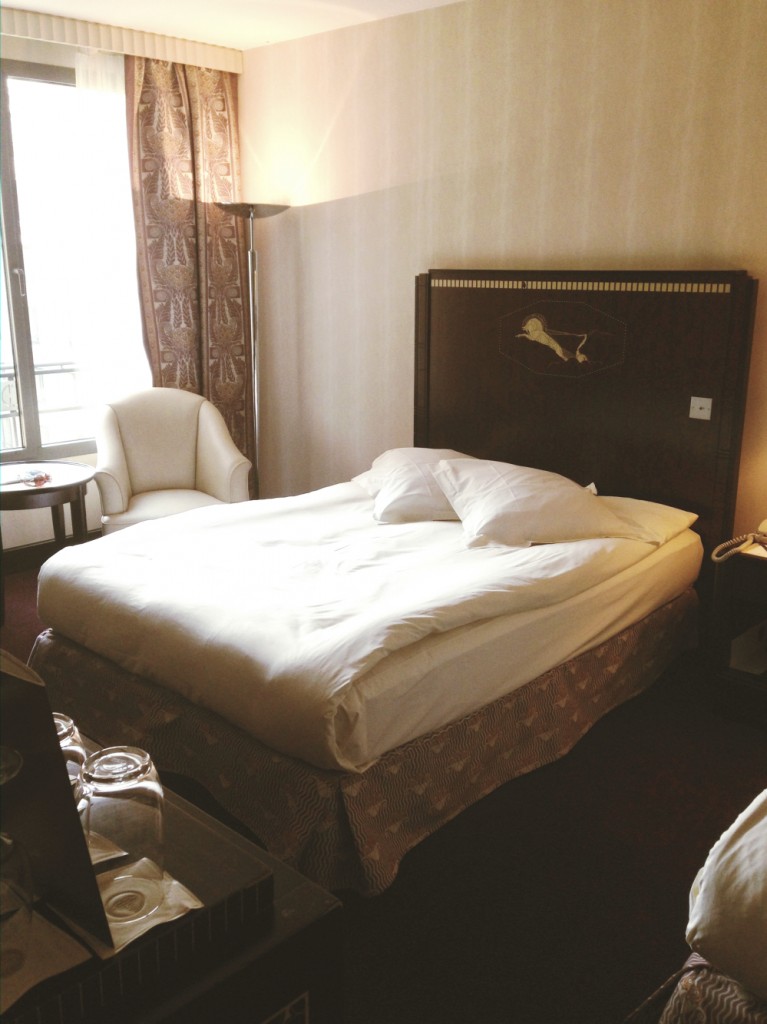 hollygoeslightly hotel du collectionneur bedroom