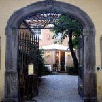 antica-osteria-lucca-tuscany-courtyard-hollygoeslightly