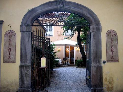 antica-osteria-lucca-tuscany-courtyard-hollygoeslightly