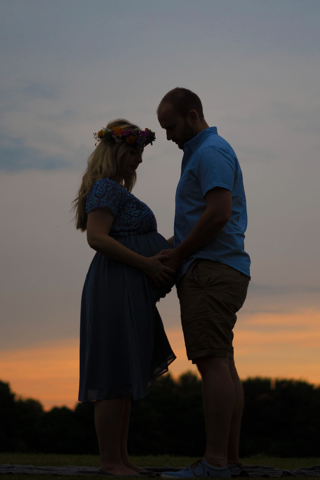 maternity photoshoot couple sunset hollygoeslightly