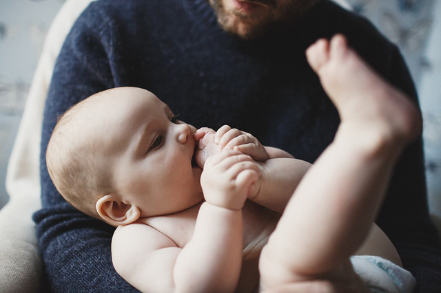 a family lifestyle photoshoot baby chewing toes hollygoeslightly