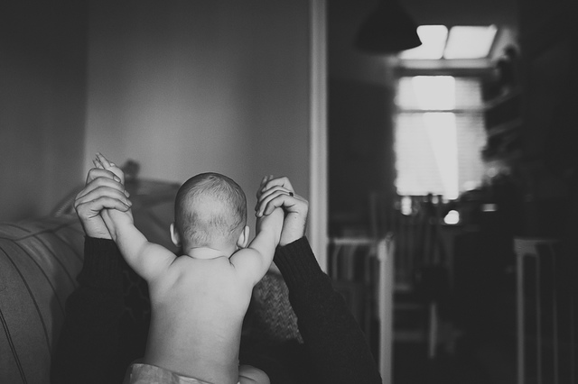 a family lifestyle photoshoot baby holding arms up hollygoeslightly