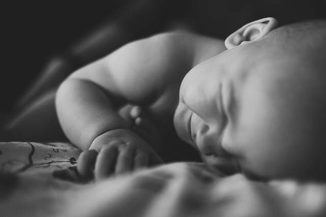 a family lifestyle photoshoot baby laughing on bed hollygoeslightly