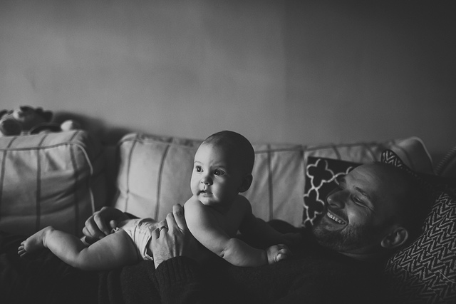 a family lifestyle photoshoot baby on dads chest hollygoeslightly