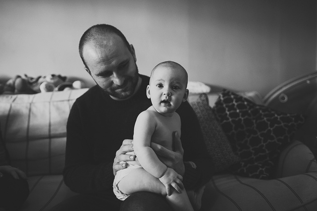 a family lifestyle photoshoot dad and baby hollygoeslightly