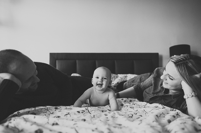 a family lifestyle photoshoot family on bed hollygoeslightly