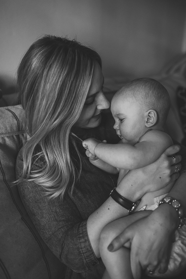 a family lifestyle photoshoot mum holding baby hollygoeslightly