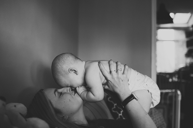 a family lifestyle photoshoot mum kissing babys nose hollygoeslightly