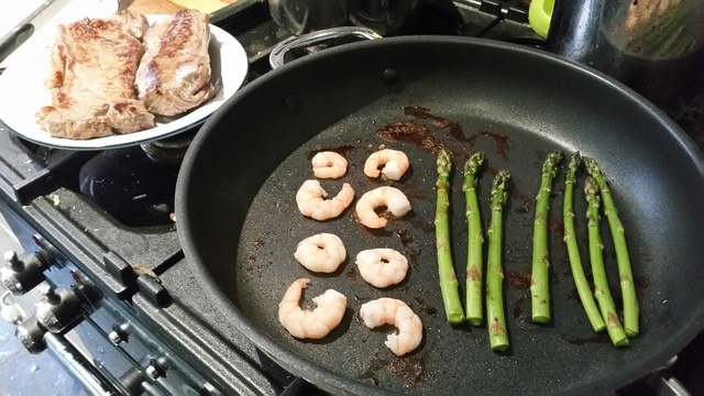 how to cook the perfect steak prawns asparagus hollygoeslightly