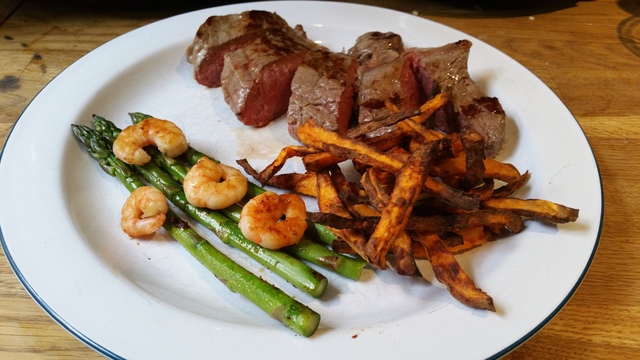 how to cook the perfect steak rare chips prawns hollygoeslightly