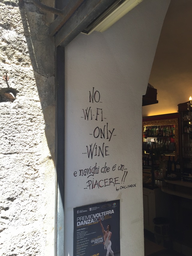 eating out in volterra la taverna doorway hollygoeslightly