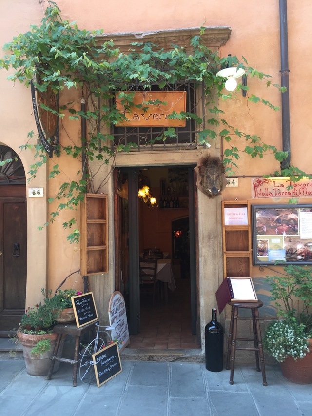 eating out in volterra la taverna hollygoeslightly