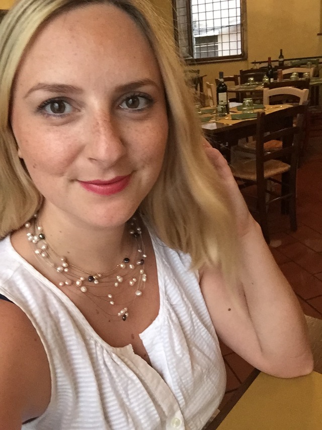 eating out in volterra selfie hollygoeslightly