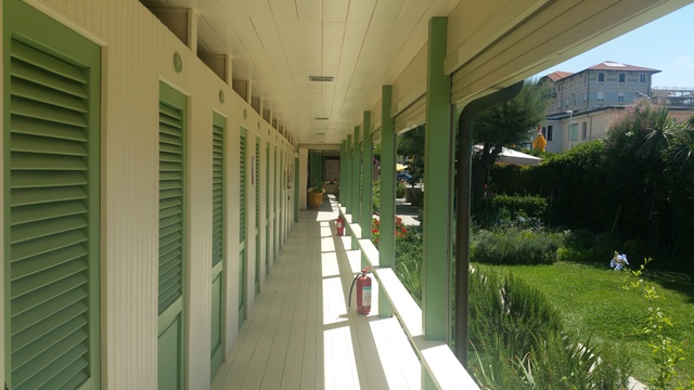 lunch in viareggio hollygoeslightly walkway