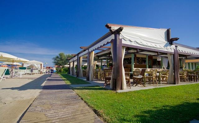 lunch in viareggio hollygoeslightly beach club terrace