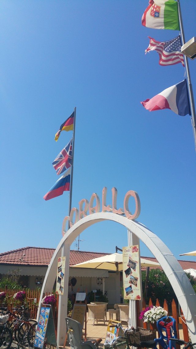 lunch in viareggio hollygoeslightly sign