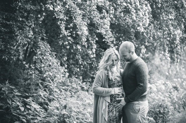 maternity photoshoot in the woods hollygoeslightly