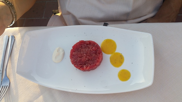 romantic evening in florence beef tartare hollygoeslightly