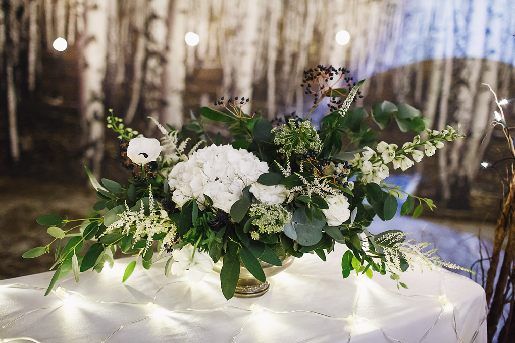 winter wedding theme floral display hollygoeslightly