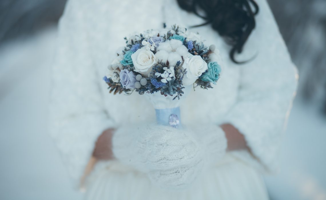 winter wedding theme flowers hollygoeslightly