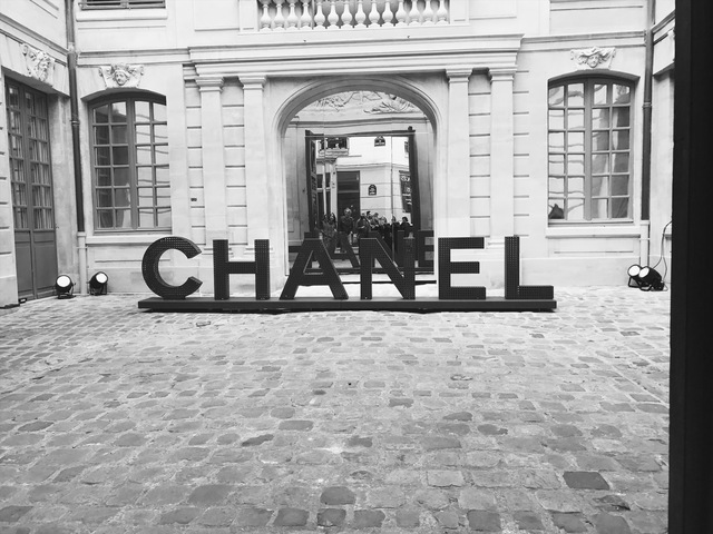 paris in black and white chanel