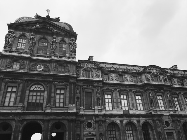 paris in black and white louvre museum