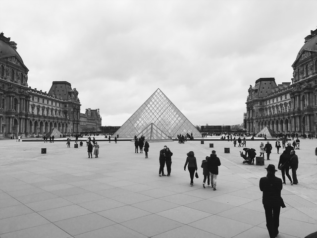 paris in black and white louvre