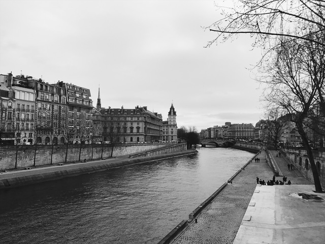 paris in black and white seine